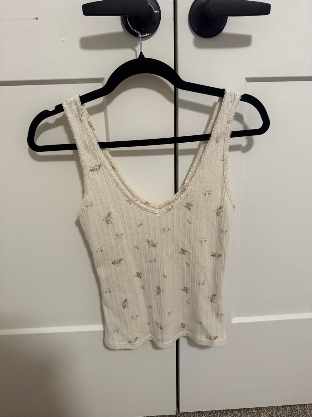 Universal Thread Cream Ribbed Floral V-Neck Tank